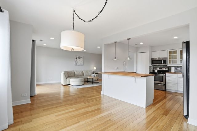 9332 Landings Lane 604, Des Plaines, IL 60016