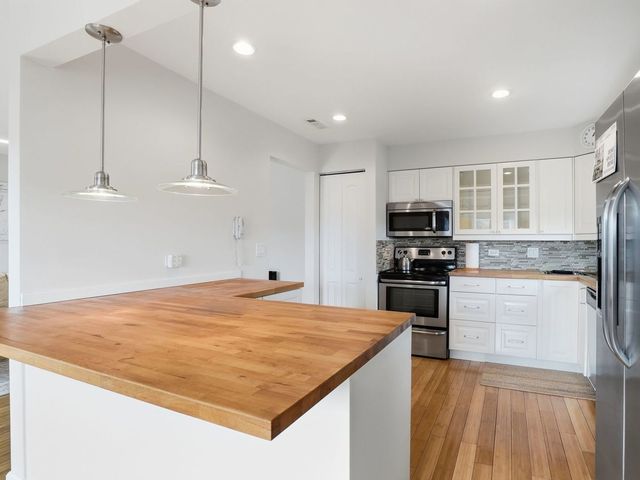 9332 Landings Lane 604, Des Plaines, IL 60016