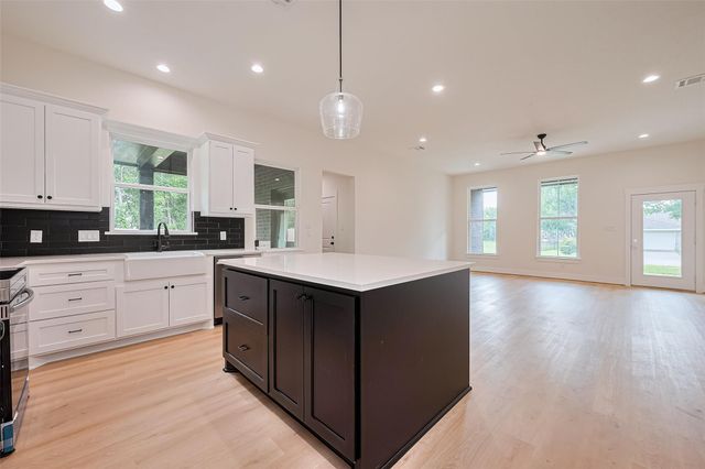 13991 Shoreline Drive, Willis, TX 77318