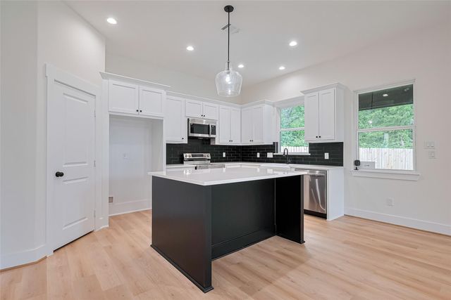 13991 Shoreline Drive, Willis, TX 77318