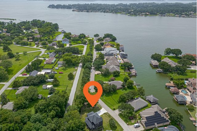 13991 Shoreline Drive, Willis, TX 77318