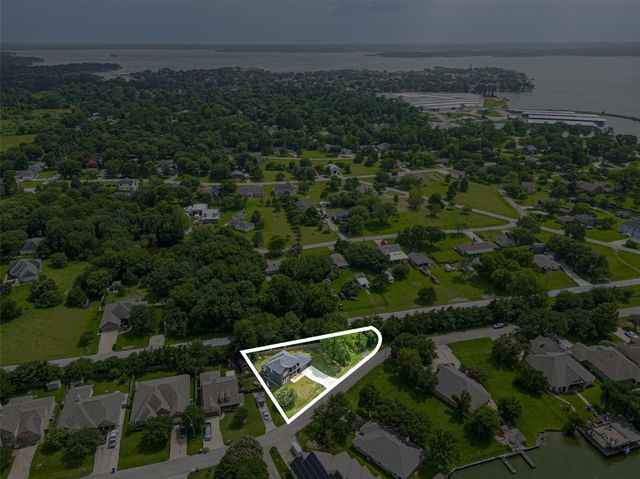 13991 Shoreline Drive, Willis, TX 77318