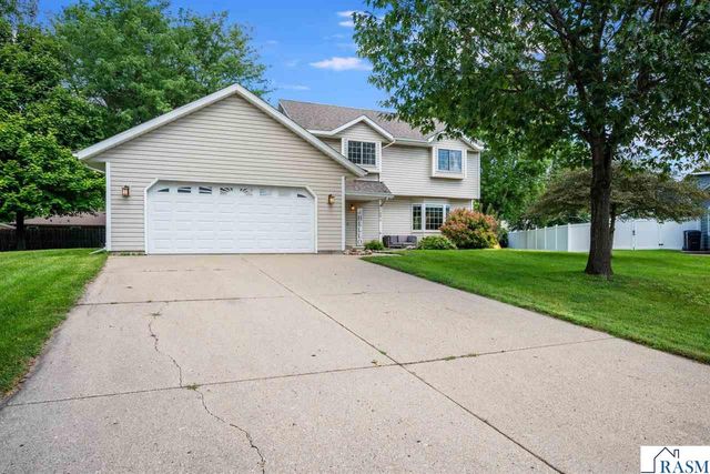 120 Chaucer Court, Mankato, MN 56001