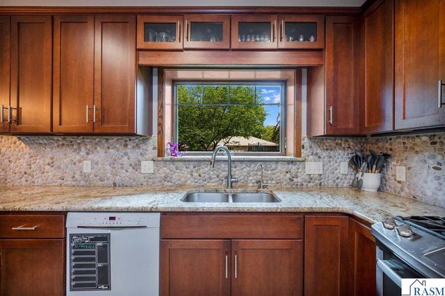 120 Chaucer Court, Mankato, MN 56001