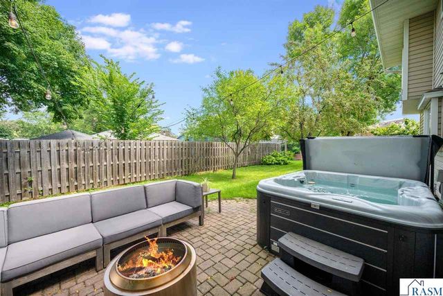 120 Chaucer Court, Mankato, MN 56001