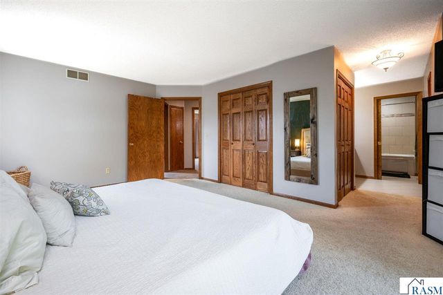 120 Chaucer Court, Mankato, MN 56001
