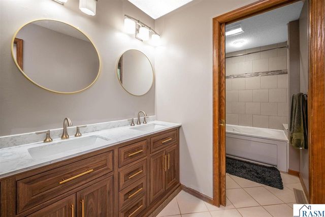 120 Chaucer Court, Mankato, MN 56001