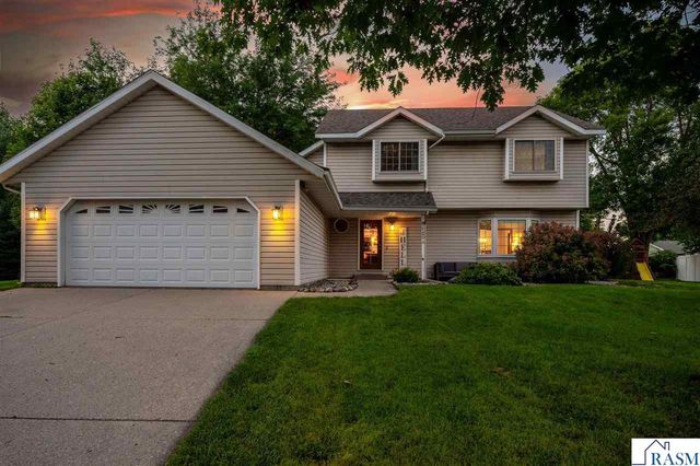 120 Chaucer Court, Mankato, MN 56001