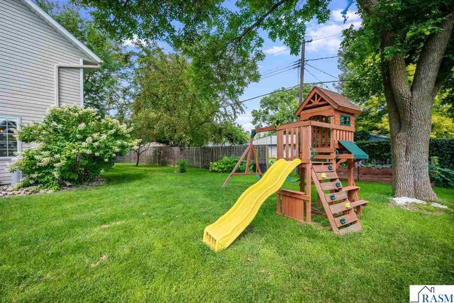 120 Chaucer Court, Mankato, MN 56001