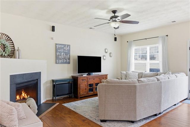 521 Cape Joshua LN, Virginia Beach, VA 23462