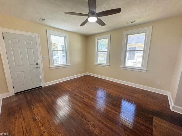 132 Ash AVE, Newport News, VA 23607