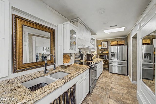 2233 N SUNSET Drive, Mesa, AZ 85215