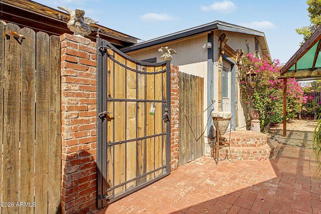 2233 N SUNSET Drive, Mesa, AZ 85215