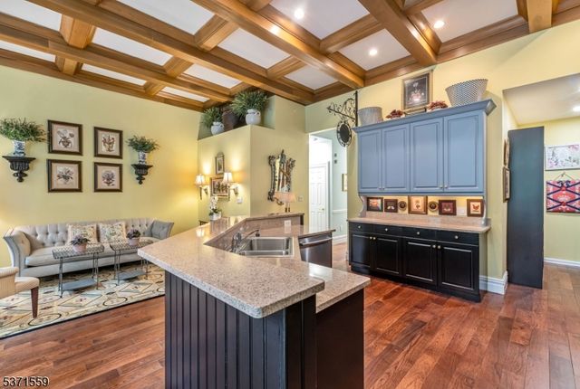 4 Alpine Dr, North Haledon Boro, NJ 07508