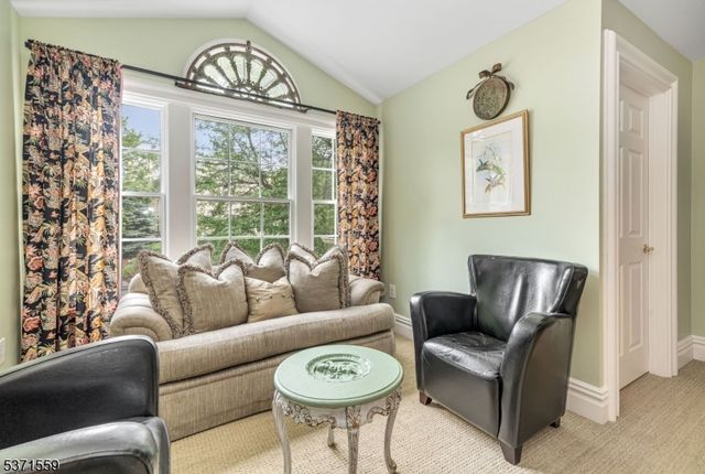 4 Alpine Dr, North Haledon Boro, NJ 07508