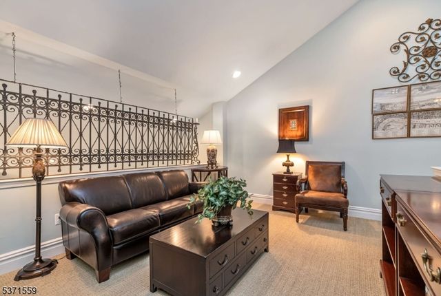 4 Alpine Dr, North Haledon Boro, NJ 07508