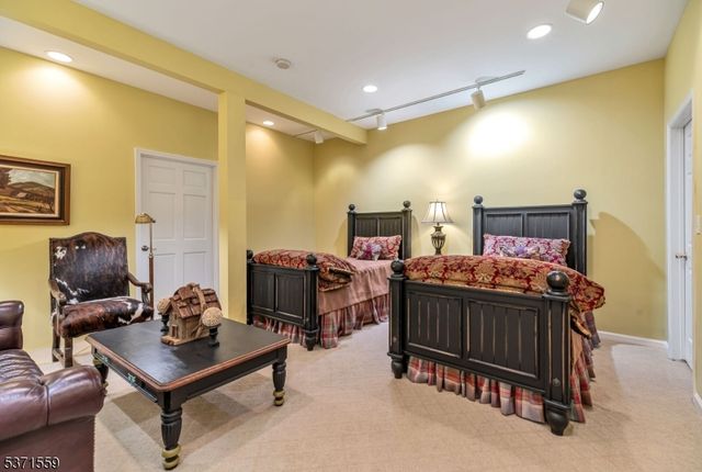 4 Alpine Dr, North Haledon Boro, NJ 07508