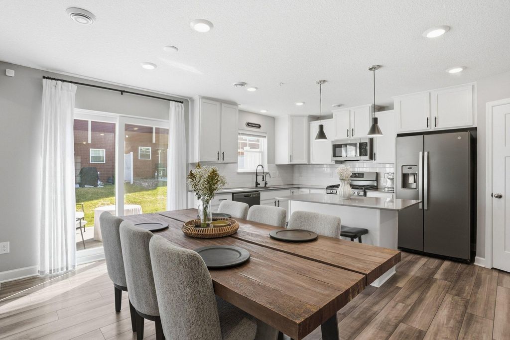 9492 Bridle Way, Victoria, MN 55386