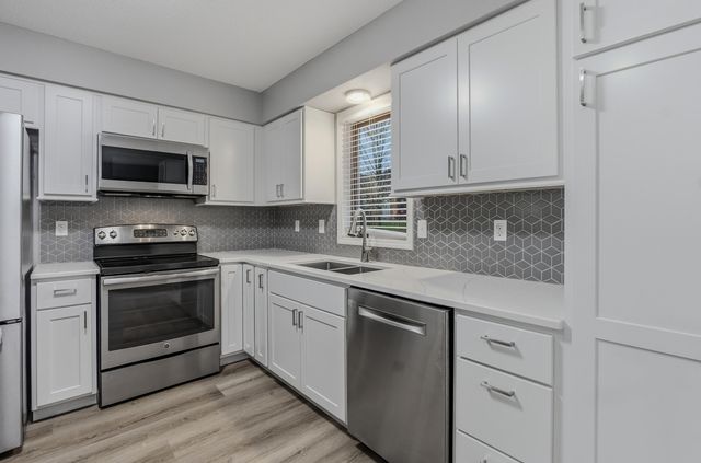 2205 BRIDGEWATER DR, Columbia, MO 65202