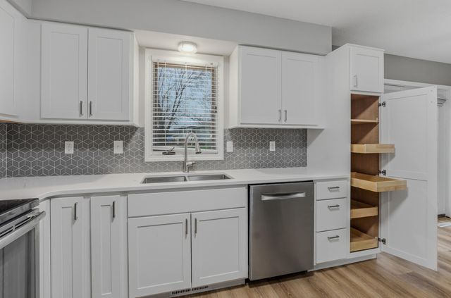 2205 BRIDGEWATER DR, Columbia, MO 65202