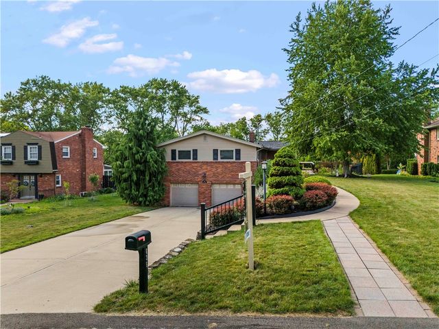 636 Aljo Drive, Upper St Clair, PA 15241