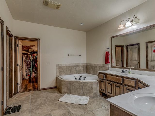 935 Silver Chase Drive, Choctaw, OK 73020