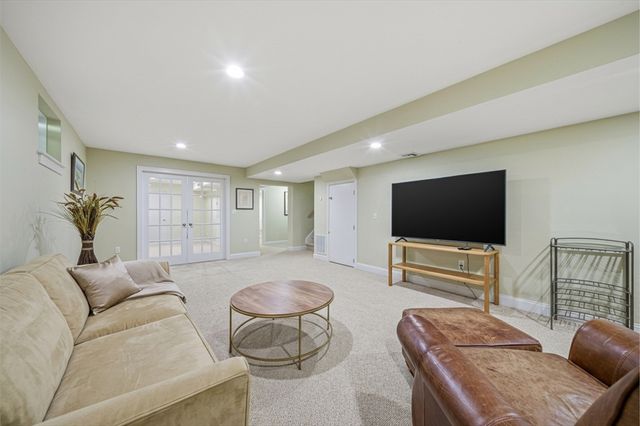 201 Boston Post Rd, Wayland, MA 01778