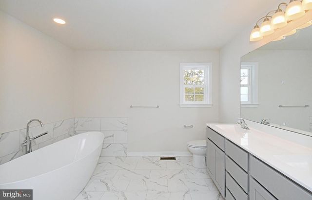 208 SCHWENK RD, Perkiomenville, PA 18074