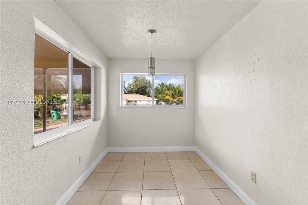 Image 10 of property listing at 140 NW 198th St, Miami Gardens, FL 33169