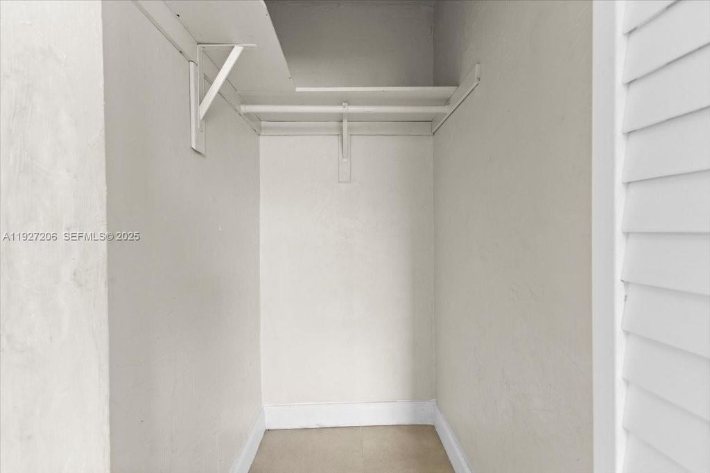 Image 14 of property listing at 140 NW 198th St, Miami Gardens, FL 33169