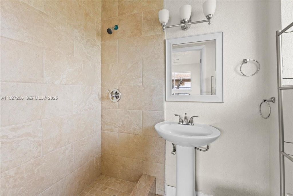 Image 15 of property listing at 140 NW 198th St, Miami Gardens, FL 33169