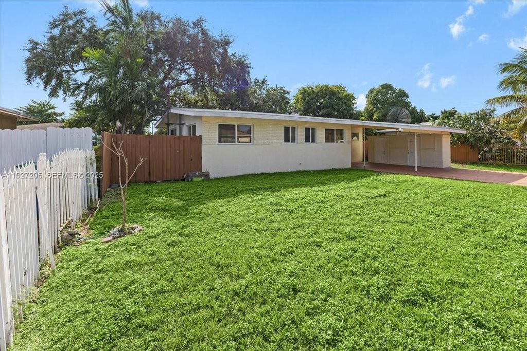 Image 3 of property listing at 140 NW 198th St, Miami Gardens, FL 33169