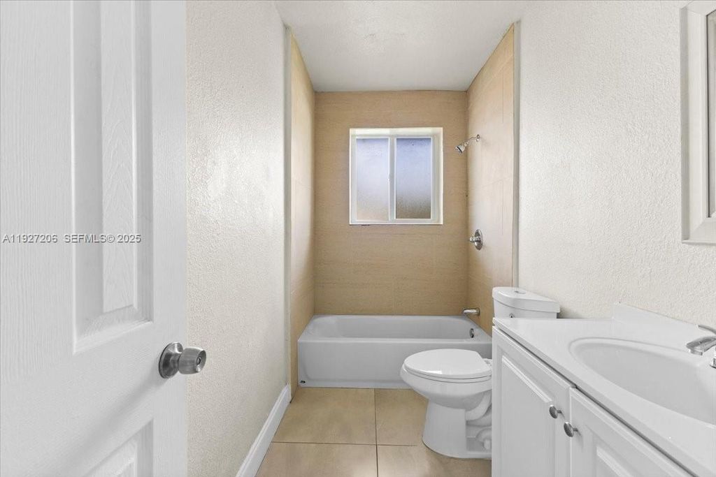 Image 4 of property listing at 140 NW 198th St, Miami Gardens, FL 33169