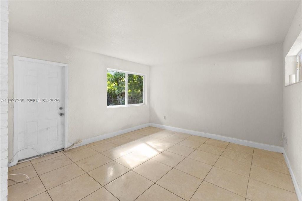 Image 5 of property listing at 140 NW 198th St, Miami Gardens, FL 33169