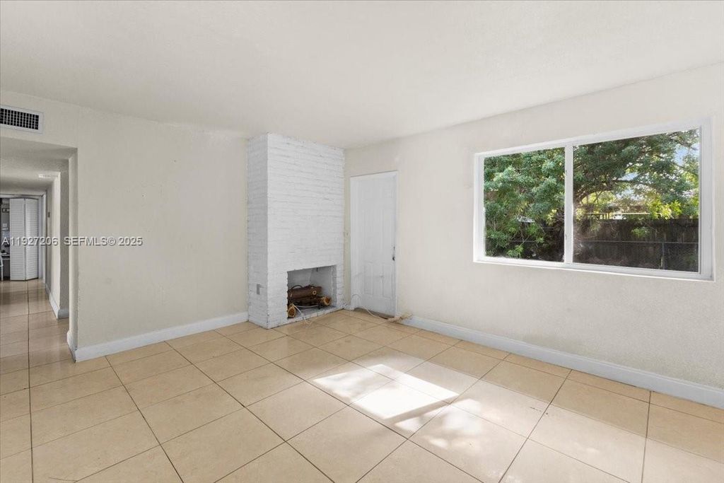 Image 6 of property listing at 140 NW 198th St, Miami Gardens, FL 33169