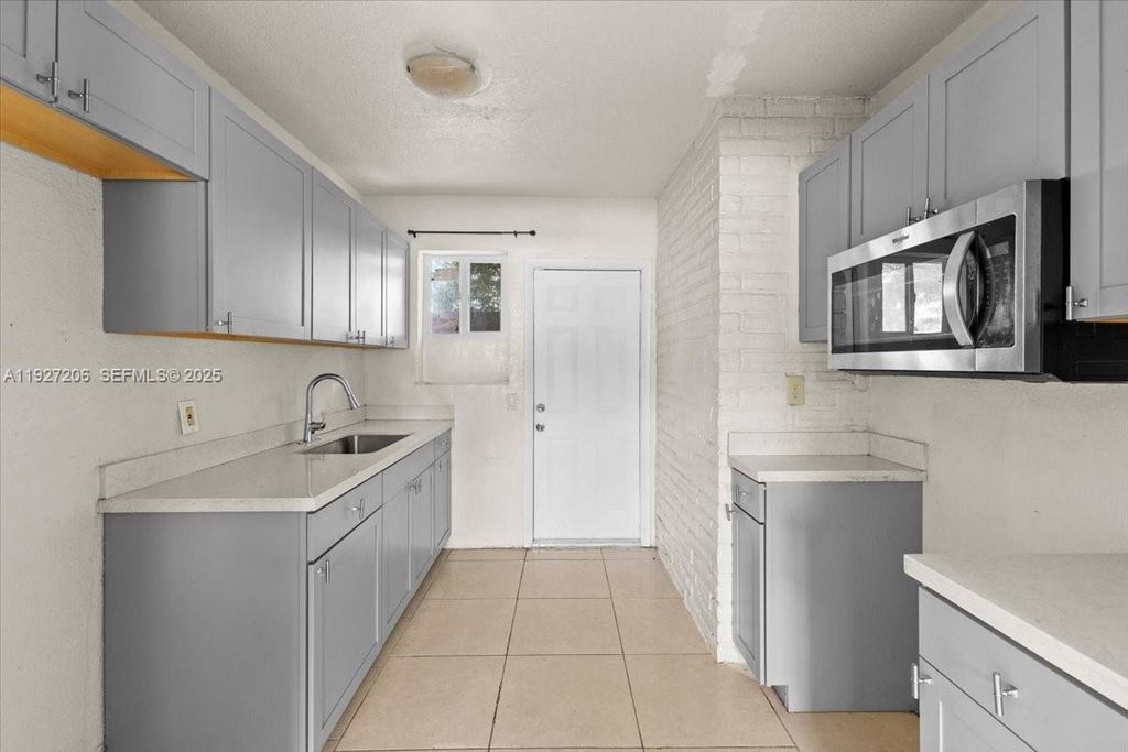 Image 7 of property listing at 140 NW 198th St, Miami Gardens, FL 33169