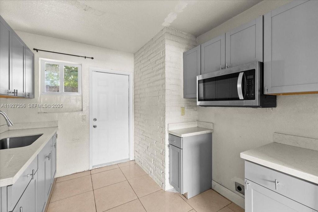 Image 8 of property listing at 140 NW 198th St, Miami Gardens, FL 33169