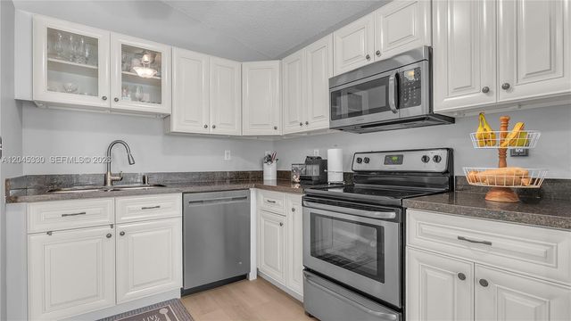 2048 NW 164th Ave, Pembroke Pines, FL 33028