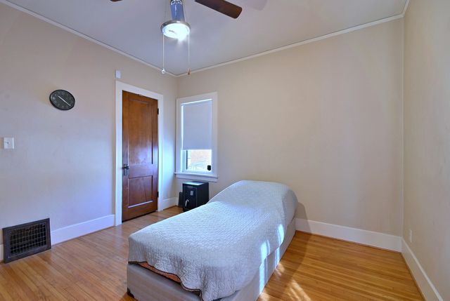 8 S commonwealth Avenue, Aurora, IL 60506