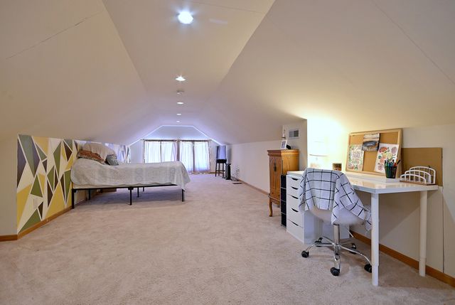 8 S commonwealth Avenue, Aurora, IL 60506