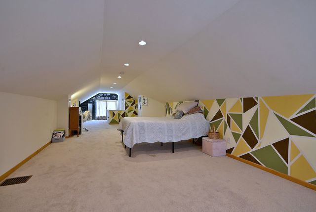 8 S commonwealth Avenue, Aurora, IL 60506