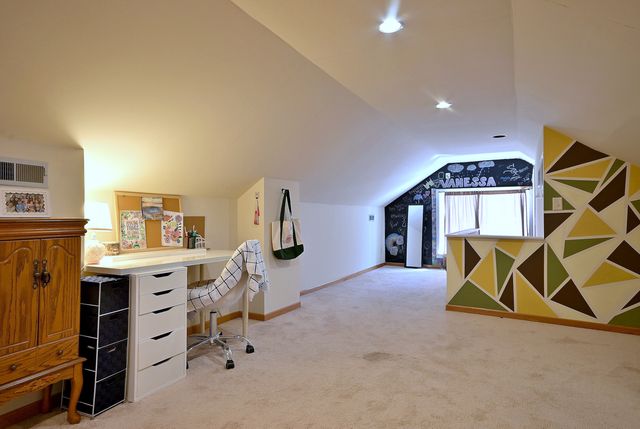 8 S commonwealth Avenue, Aurora, IL 60506