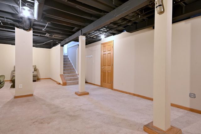 8 S commonwealth Avenue, Aurora, IL 60506