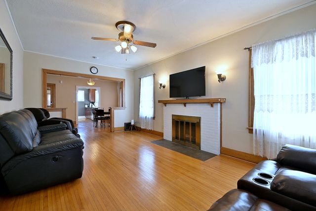 8 S commonwealth Avenue, Aurora, IL 60506