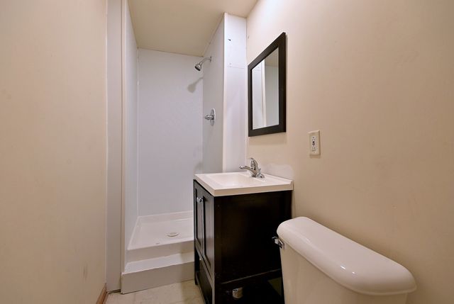 8 S commonwealth Avenue, Aurora, IL 60506