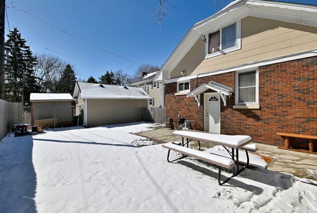 8 S commonwealth Avenue, Aurora, IL 60506