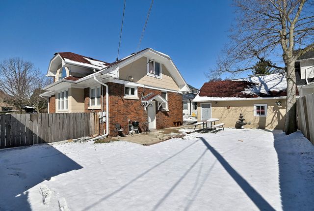 8 S commonwealth Avenue, Aurora, IL 60506