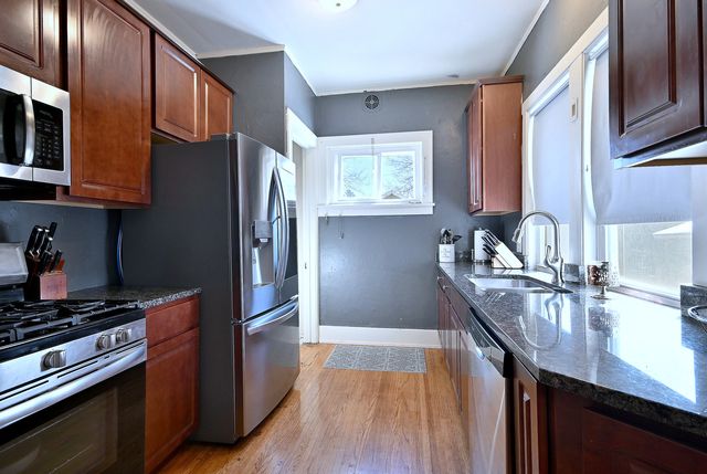 8 S commonwealth Avenue, Aurora, IL 60506