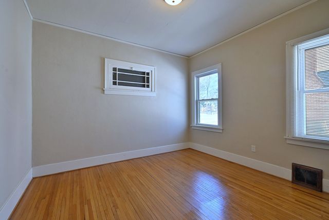 8 S commonwealth Avenue, Aurora, IL 60506