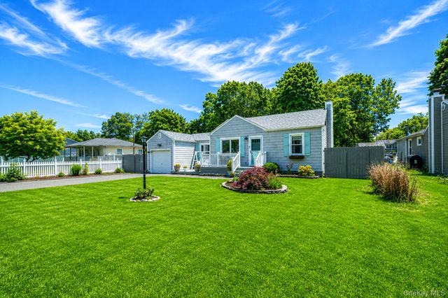 38 Argyle Drive, Shirley, NY 11967